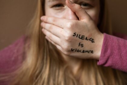 découvrez les différentes formes d'abus, leurs impacts et comment les prévenir. informez-vous sur les ressources et le soutien disponibles pour les victimes afin de favoriser la sensibilisation et l'éducation sur ce sujet crucial.