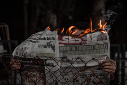 découvrez les différentes facettes de la controverse : définition, exemples marquants et analyses des enjeux sociétaux qui en découlent. plongez au cœur des débats passionnés qui façonnent l'opinion publique.