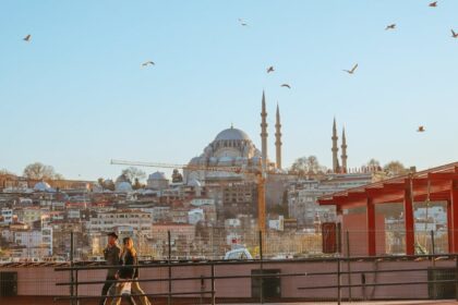 découvrez l'art de cultiver une relation amoureuse épanouissante. astuces, conseils et histoires inspirantes pour renforcer les liens, communiquer efficacement et savourer chaque moment en tant que couple.