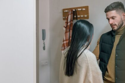 découvrez des conseils pratiques et des techniques efficaces pour améliorer la communication au sein de votre couple. renforcez votre lien amoureux en apprenant à vous écouter, à exprimer vos émotions et à résoudre les conflits de manière constructive.