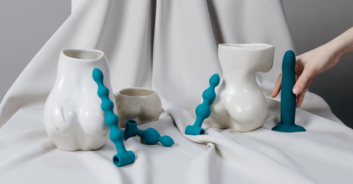 découvrez notre sélection variée de dildos, conçus pour satisfaire toutes vos envies. que vous soyez novice ou expérimenté, trouvez l'accessoire qui vous convient le mieux et explorez de nouvelles sensations en toute intimité.