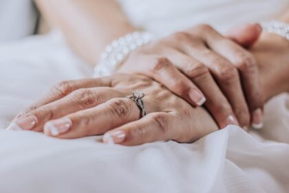 découvrez notre collection exclusive de bijoux. des créations uniques qui ajoutent une touche d'élégance à chaque tenue. explorez des pièces en or, argent et pierres précieuses, parfaites pour toutes les occasions.