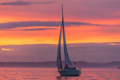 découvrez le monde fascinant de la navigation à voile, où l'aventure maritime rencontre la sérénité des vagues. apprenez les bases de la navigation, explorez des destinations pittoresques et vivez des expériences inoubliables en mer.