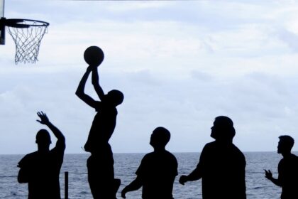découvrez tout sur le basketball : actualités, règles du jeu, conseils d’entraînement, biographies de joueurs célèbres et astuces pour améliorer vos performances sur le terrain.