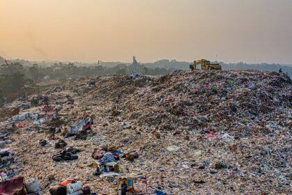 découvrez le métier de démineur : techniques de désamorçage, risques, équipements utilisés et formation nécessaire pour assurer la sécurité lors de la neutralisation d'engins explosifs.