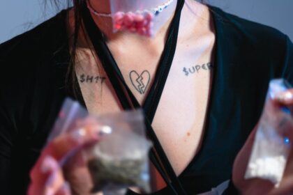 découvrez les effets, dangers, et conséquences de la cocaïne : une drogue puissante aux risques élevés pour la santé physique et mentale. informations, prévention et conseils.