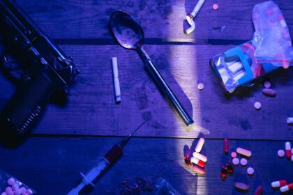 découvrez les effets, les risques et les conséquences de la consommation de cocaïne. informez-vous sur cette drogue, son impact sur la santé et les moyens de prévention.