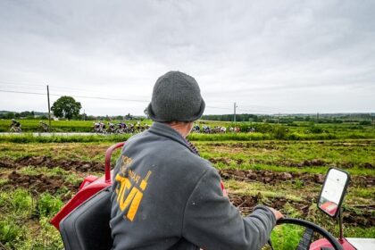 découvrez tout sur mylène farmer : biographie, discographie, succès et actualités de la célèbre chanteuse française symbole de la pop et de l’émotion.