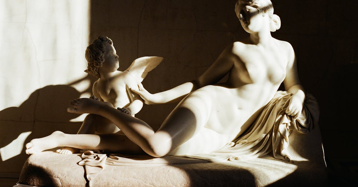 comprenez la nudité sous ses aspects culturels, artistiques et juridiques : histoire, normes sociales et représentations du corps, sans contenu explicite.