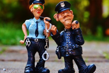 découvrez les univers hilarants de la comédie : actualités, classiques, films et spectacles à ne pas manquer pour passer un moment de détente et de rire assuré.