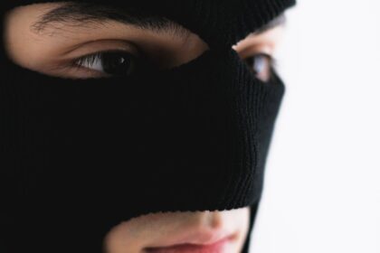 découvrez tout ce qu'il faut savoir sur le vol (robbery) : définitions, types de délits, conséquences juridiques et conseils pour s'en protéger. informez-vous sur les aspects légaux et les mesures de prévention.