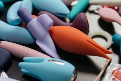 découvrez notre sélection de sex toys pour tous les plaisirs et tous les désirs. améliorez votre vie intime avec des accessoires de qualité, discrets et sûrs. livraison rapide et confidentielle.