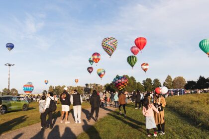 découvrez l'univers bdsm : définitions, pratiques, conseils de sécurité et consentement. un guide pour explorer le bondage, la discipline, la domination et la soumission en toute confiance.