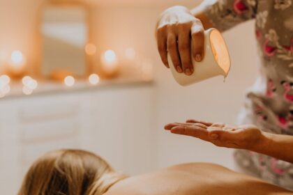 découvrez notre huile de massage érotique : une texture soyeuse et des parfums envoûtants pour des moments de détente sensuelle et de complicité à deux.
