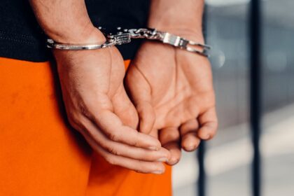 découvrez tout ce qu'il faut savoir sur les menottes : leur utilisation, leur histoire et les différents types existants. informations et conseils pour bien choisir vos menottes, que ce soit pour la sécurité, la collection ou d'autres usages.