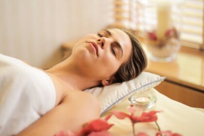 découvrez la bougie de massage : un soin sensoriel alliant douceur et bien-être. profitez d'une expérience relaxante grâce à sa cire chaude transformée en huile nourrissante pour la peau. parfait pour des moments de détente à deux.