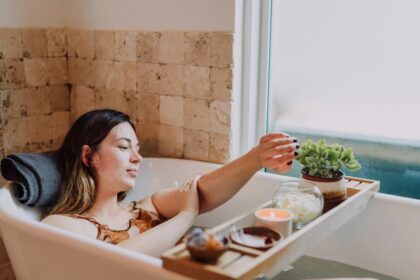 découvrez tous les bienfaits d'une bougie de massage : une expérience sensorielle relaxante, idéale pour hydrater la peau et apaiser le corps et l'esprit. parfait pour vos moments de détente à la maison.