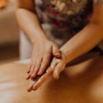 découvrez notre huile de massage naturelle, idéale pour détendre les muscles et apaiser l'esprit. profitez d'une expérience de bien-être unique grâce à une texture agréable et des senteurs relaxantes.