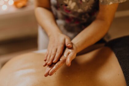 découvrez notre huile de massage naturelle, idéale pour détendre les muscles et apaiser l'esprit. profitez d'une expérience de bien-être unique grâce à une texture agréable et des senteurs relaxantes.