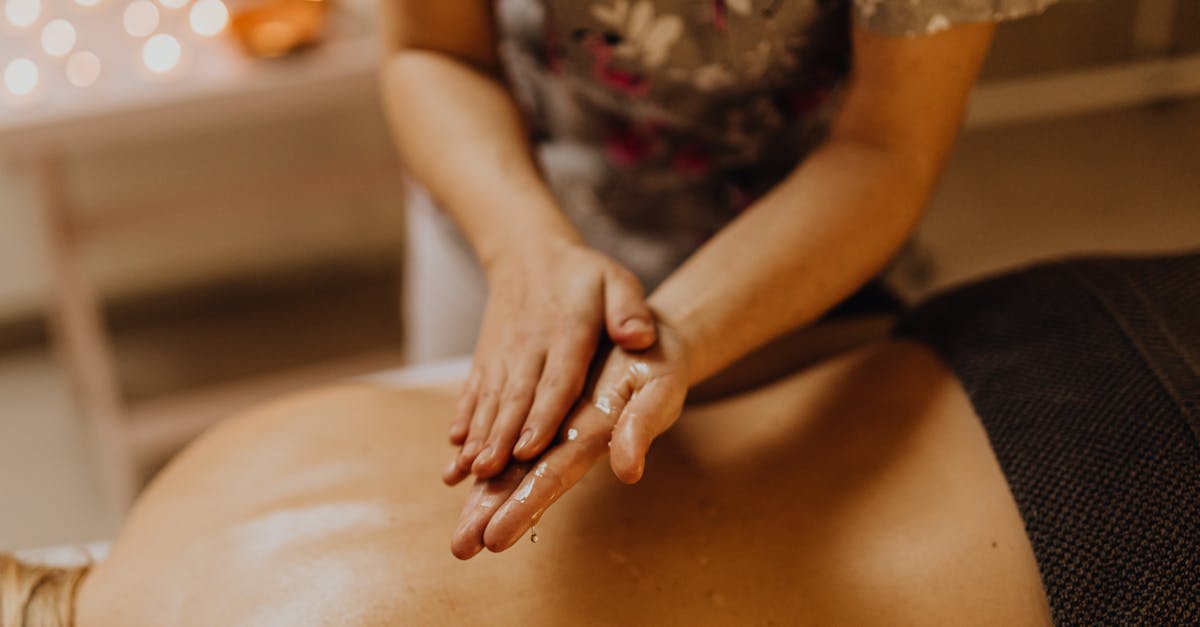 découvrez notre huile de massage naturelle, idéale pour détendre les muscles et apaiser l'esprit. profitez d'une expérience de bien-être unique grâce à une texture agréable et des senteurs relaxantes.