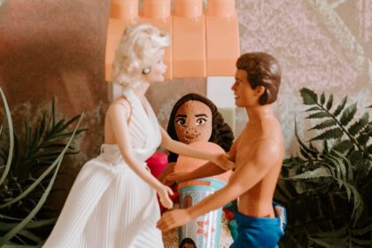 découvrez le monde captivant du role-playing : plongez dans des aventures interactives, développez votre créativité et explorez des histoires riches en émotions à travers le jeu de rôle, en solo ou entre amis.