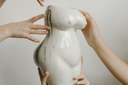 découvrez la stimulation sensorielle : son importance pour le bien-être, les différentes techniques et comment elle favorise le développement cognitif et émotionnel chez les enfants et les adultes.