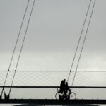 découvrez ce qu'est l'orgasme simultané : conseils, explications et astuces pour atteindre le plaisir partagé avec votre partenaire. améliorez votre intimité grâce à des techniques simples et efficaces.