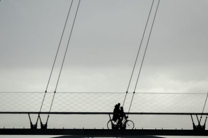 découvrez ce qu'est l'orgasme simultané : conseils, explications et astuces pour atteindre le plaisir partagé avec votre partenaire. améliorez votre intimité grâce à des techniques simples et efficaces.