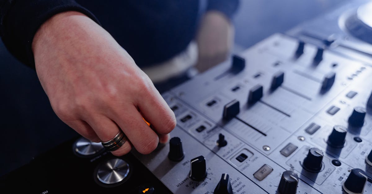 découvrez notre dj set énergique pour animer vos soirées avec les meilleurs mix et rythmes entraînants.