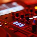 plongez dans une ambiance exceptionnelle avec notre dj set, mixant les meilleurs hits pour enflammer vos soirées et faire danser tous les invités.