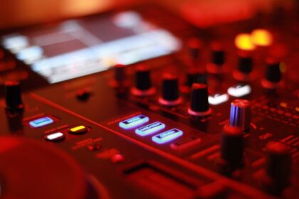 plongez dans une ambiance exceptionnelle avec notre dj set, mixant les meilleurs hits pour enflammer vos soirées et faire danser tous les invités.