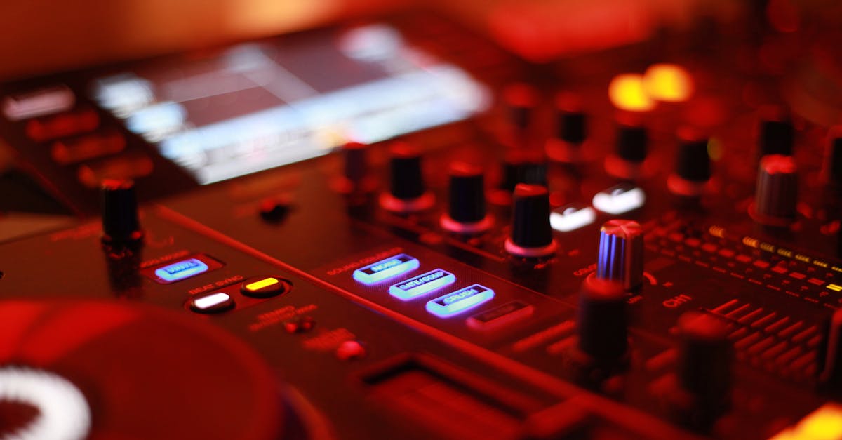 plongez dans une ambiance exceptionnelle avec notre dj set, mixant les meilleurs hits pour enflammer vos soirées et faire danser tous les invités.