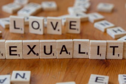 découvrez l'érotisme à travers une exploration sensuelle et raffinée, célébrant la beauté du désir et de la passion.