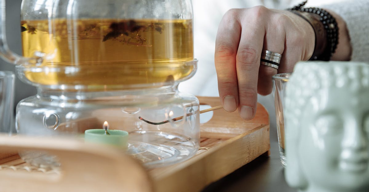 découvrez 'intimate objects', une collection unique d'objets personnels qui racontent des histoires intimes et authentiques. explorez des créations artistiques qui capturent la beauté des moments privés.