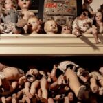 découvrez les shame dolls, des poupées uniques qui racontent des histoires de honte et de rédemption. parfait pour les collectionneurs et amateurs d'art insolite.