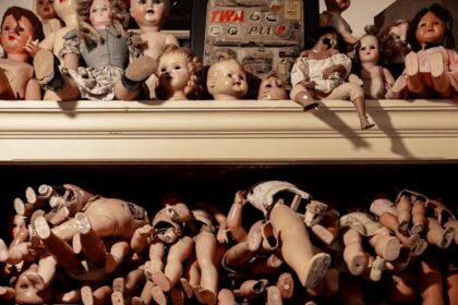 découvrez les shame dolls, des poupées uniques qui racontent des histoires de honte et de rédemption. parfait pour les collectionneurs et amateurs d'art insolite.