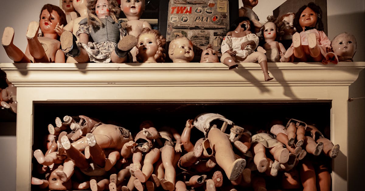 découvrez les shame dolls, des poupées uniques qui racontent des histoires de honte et de rédemption. parfait pour les collectionneurs et amateurs d'art insolite.