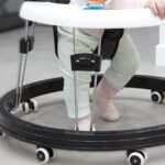 un enfant découvrant un jouet pour adultes : une situation nécessitant vigilance et accompagnement éducatif adapté.