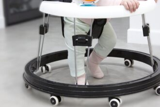 un enfant découvrant un jouet pour adultes : une situation nécessitant vigilance et accompagnement éducatif adapté.