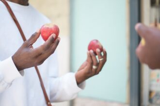 découvrez des pratiques de consommation durable pour réduire votre impact environnemental, favoriser l'économie circulaire et adopter un mode de vie responsable.