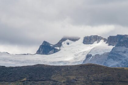 découvrez tout sur le pentagone, une figure géométrique à cinq côtés, ses propriétés, ses utilisations en mathématiques et en architecture.