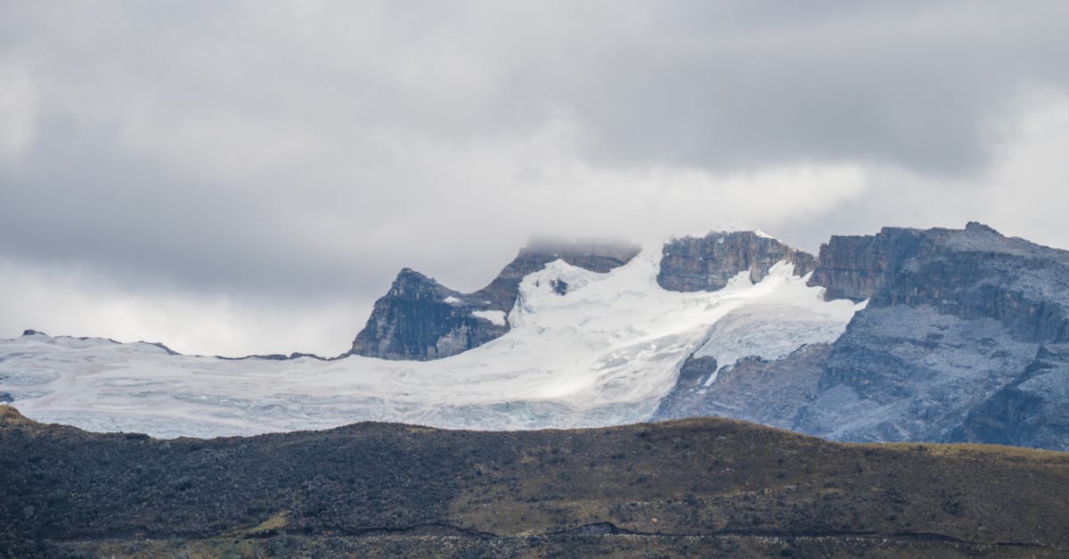 découvrez tout sur le pentagone, une figure géométrique à cinq côtés, ses propriétés, ses utilisations en mathématiques et en architecture.