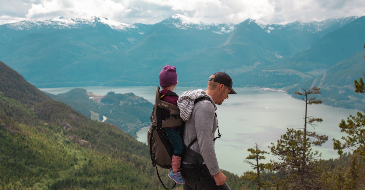 un père embarrassé face à une situation inattendue, illustrant des moments de gêne et d'humour familial.