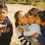 un père embarrassé face à une situation inattendue, montrant ses émotions avec tendresse et humour.