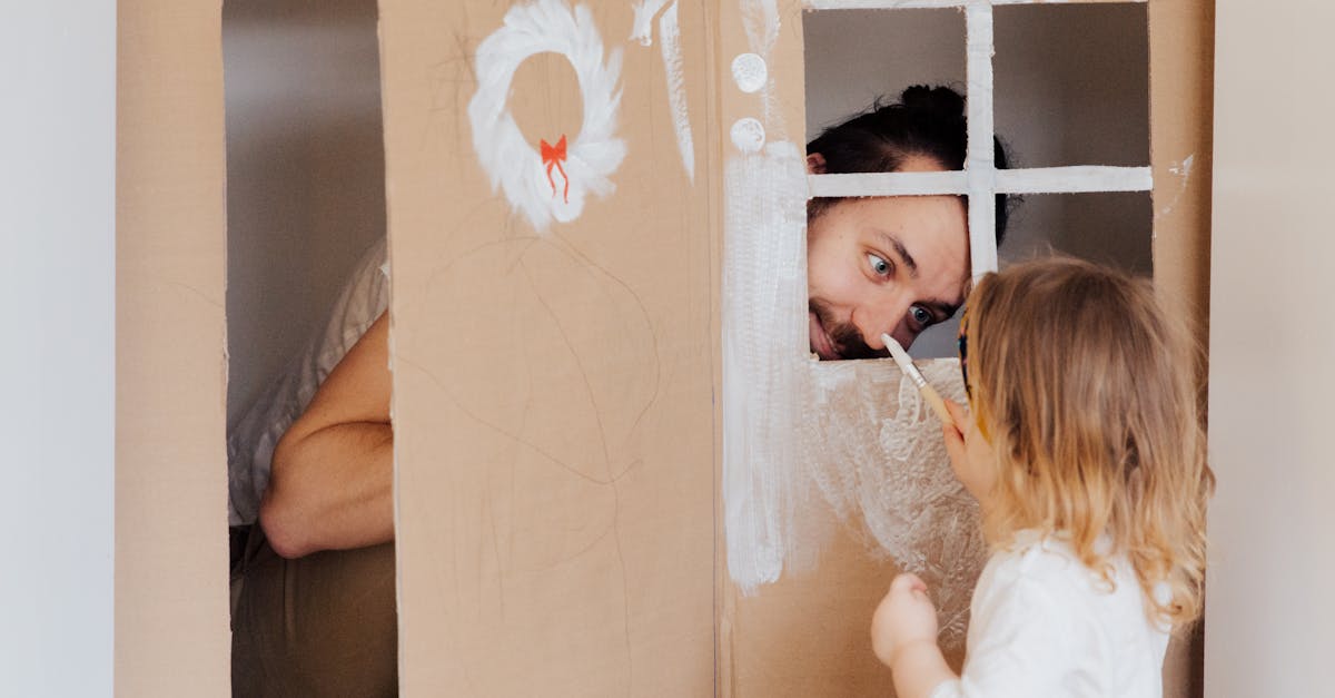 un père gêné face à une situation embarrassante, entre émotions et humour familial.
