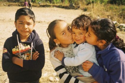 un père embarrassé face à une situation inattendue, montrant ses émotions avec tendresse et humour.