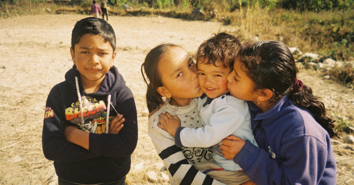 un père embarrassé face à une situation inattendue, montrant ses émotions avec tendresse et humour.