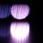 définition et explications sur l'exhibitionnisme, ou 'indecent exposure', un acte consistant à se montrer nu ou de manière obscène en public, ses implications légales et sociales.