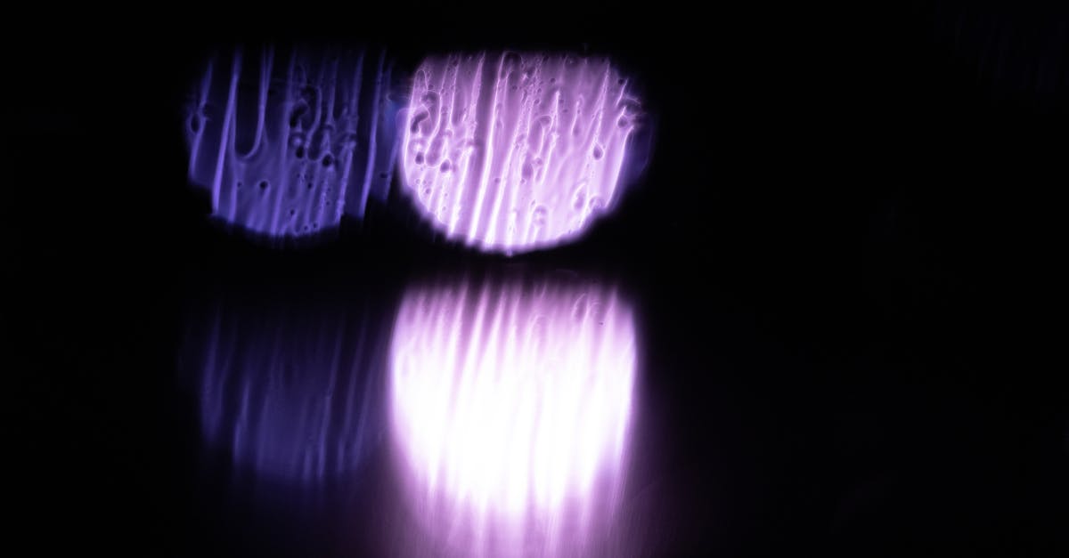 définition et explications sur l'exhibitionnisme, ou 'indecent exposure', un acte consistant à se montrer nu ou de manière obscène en public, ses implications légales et sociales.