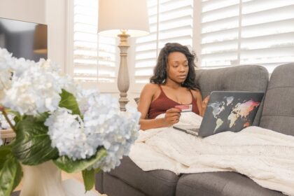 découvrez le concept de blind shopping : faites vos achats à l'aveugle pour une expérience unique et surprenante, en découvrant des produits sans les voir à l'avance.